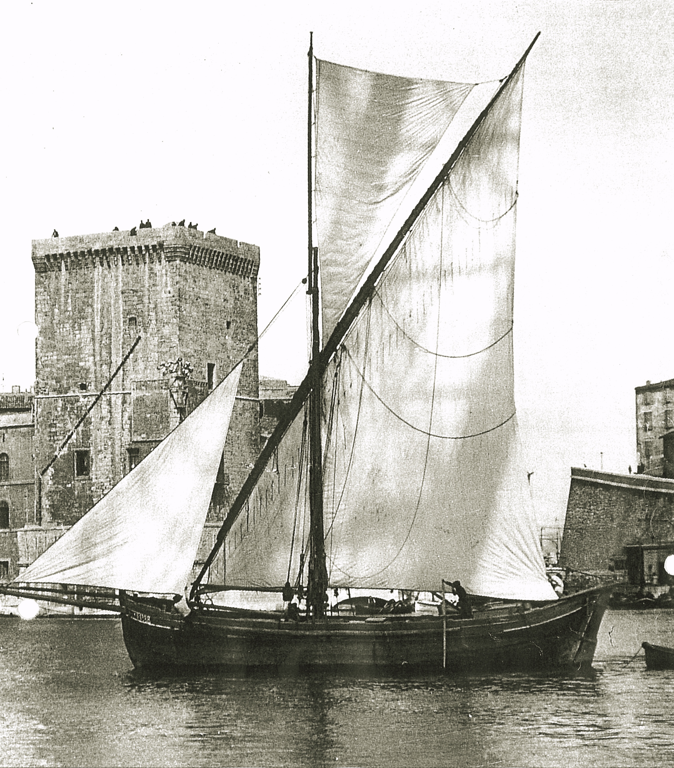 Une tartane à la sortie du vieux port en 1903